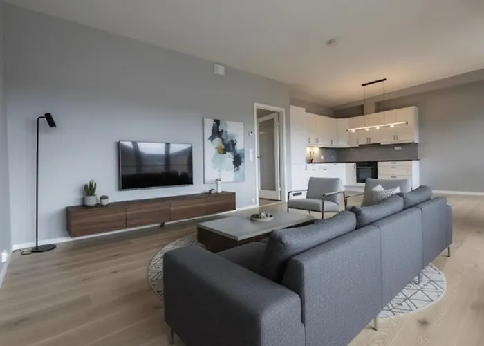 Elegant & Spacious With Terrace In Lägenhet