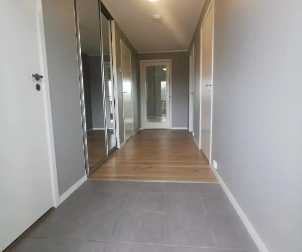 Elegant & Spacious With Terrace In Lägenhet *